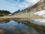 Salita al Monte Campo con distese di crocus e al Laghetto di Pietra Quadra ancora con tanta neve il 9 maggio 2013 - FOTOGALLERY